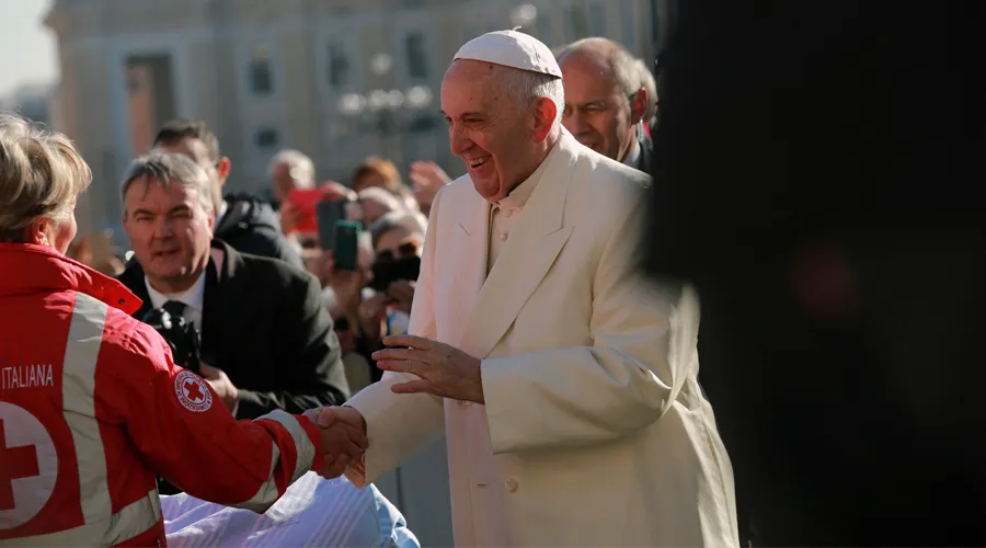 El Papa saluda en la Plaza a un miembro de la Cruz Roja. Foto: Lucía Ballester / ACI Prensa?w=200&h=150