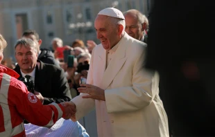 El Papa saluda en la Plaza a un miembro de la Cruz Roja. Foto: Lucu00eda Ballester / ACI Prensa 