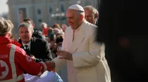 El Papa saluda en la Plaza a un miembro de la Cruz Roja. Foto: Lucía Ballester / ACI Prensa