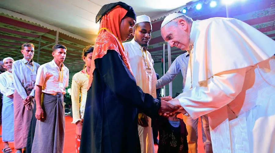 El Papa saluda al grupo de 18 rohingya. Foto: L'Osservatore Romano