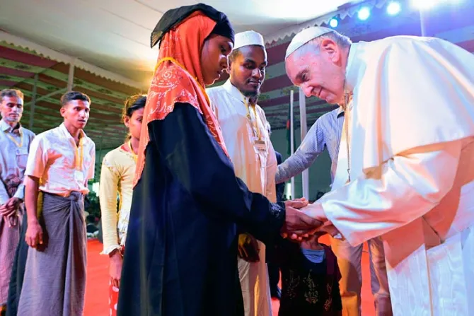 El Papa se encuentra con 18 refugiados rohingya y pide perdón por indiferencia del mundo