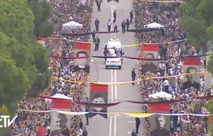 El Papa Francisco en las calles de Tirana, Albania (Captura de pantalla CTV) 