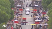 El Papa Francisco en las calles de Tirana, Albania (Captura de pantalla CTV)