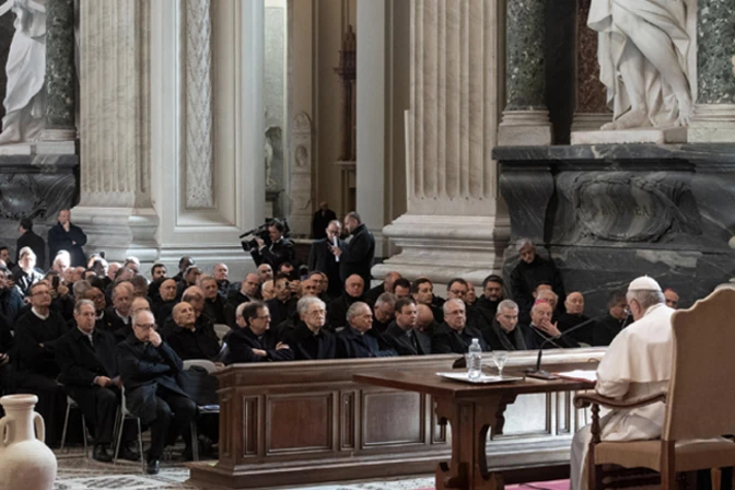Papa Francisco comparte a sacerdotes su dolor por los escándalos de abusos en la Iglesia