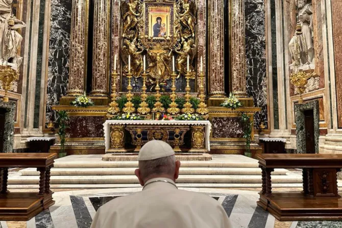 El Papa Francisco visita a la Virgen para agradecer su cuidado durante viaje a África