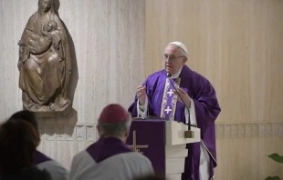 El Papa Francisco en la capilla de la Casa Santa Marta. Foto: Vatican Media 