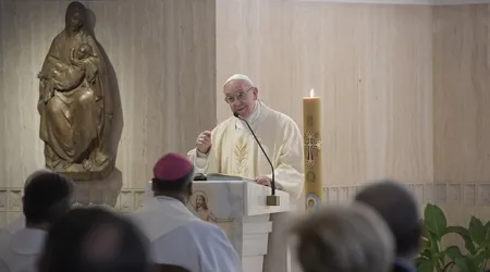 Papa Francisco invita a contemplar a María sufriente bajo la Cruz