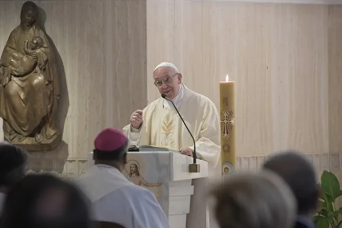 Papa Francisco invita a contemplar a María sufriente bajo la Cruz