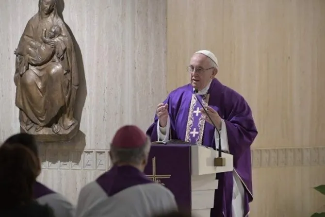 Confesarse no es ir a la tintorería, sino recibir el abrazo de amor de Dios, dice el Papa