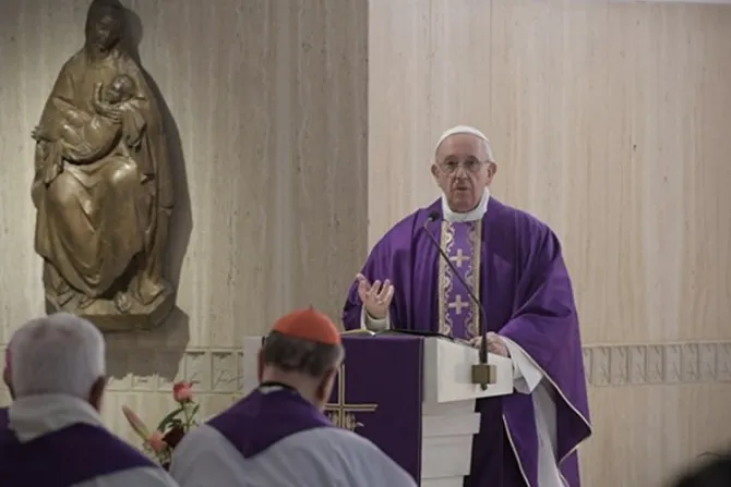 Papa Francisco: Quien no mira su cruz y la acepta no puede ser salvado