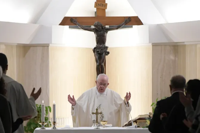 Papa Francisco anima a que los sacerdotes sean alegres como Don Bosco