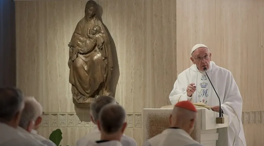 Papa Francisco en capilla de la Casa Santa Marta. Foto: L'Osservatore Romano.