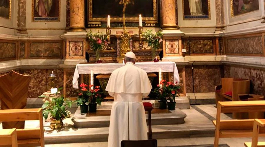 El Papa antela tumba de Santa Mónica. Foto: Oficina de Prensa Santa Sede?w=200&h=150