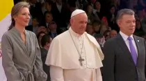 Papa Francisco junto al Presidente Juan Manuel Santos y su esposa. Foto: Facebook oficial El Papa en Colombia.