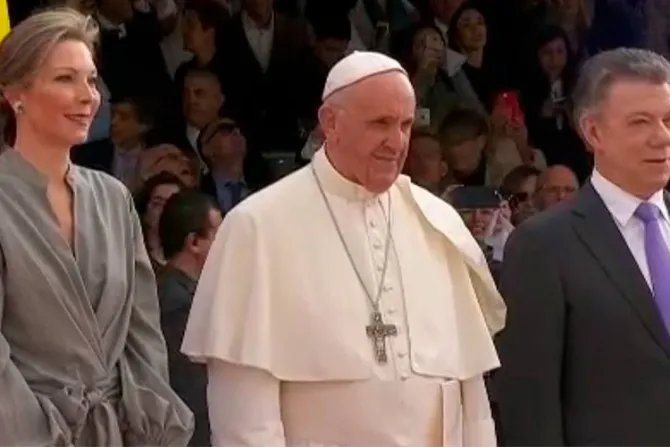 El Papa en Colombia: “Bendición” a Presidente Santos y esposa genera controversia en redes