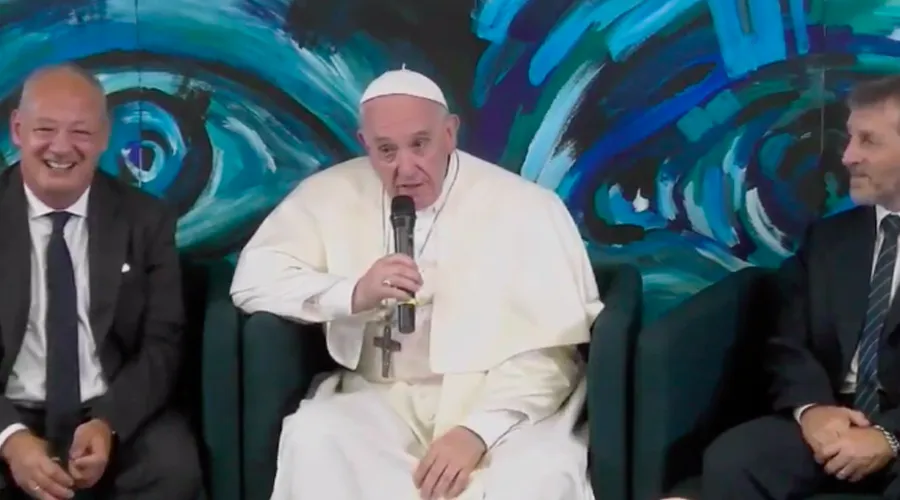 Papa Francisco alienta a jóvenes no esperar el futuro para empezar a actuar