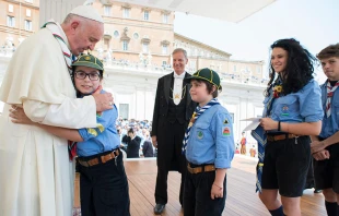 Papa Francisco en encuentro con niu00f1os y ju00f3venes Scouts de Italia. Foto: L'Osservatore Romano. 