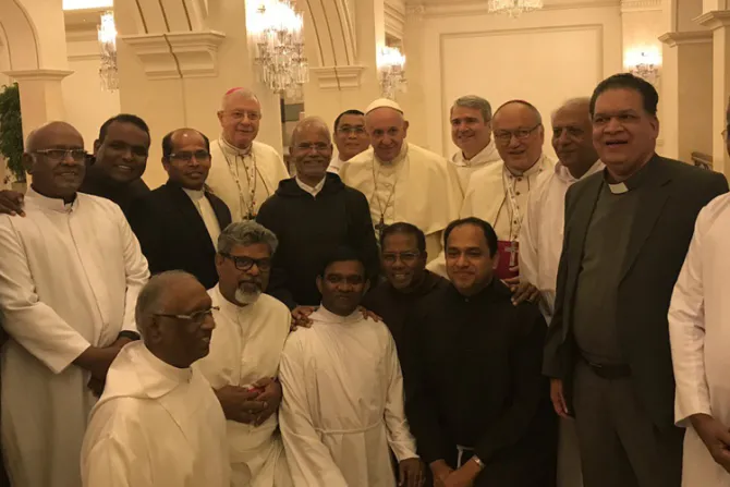El Papa Francisco saluda a algunos religiosos de Abu Dhabi
