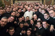 Papa Francisco a seminaristas: No dejen de rezar, sobre todo a la Madre [VIDEO]