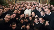 Seminaristas con el Papa Francisco en el Vaticano. Foto: Vatican Media