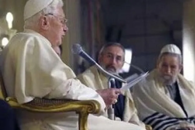 Decálogo constituye norma de vida en la justicia y en el amor, dice el Papa en Sinagoga