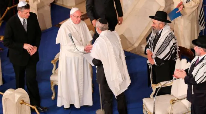 El Papa saluda al Rabino Jefe de Roma en la sinagoga de Roma. Foto: Daniel Ibáñez / ACI Prensa