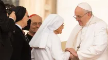 El Papa Francisco con sor María Concetta Esu. Foto: Lucia Ballester / ACI Prensa