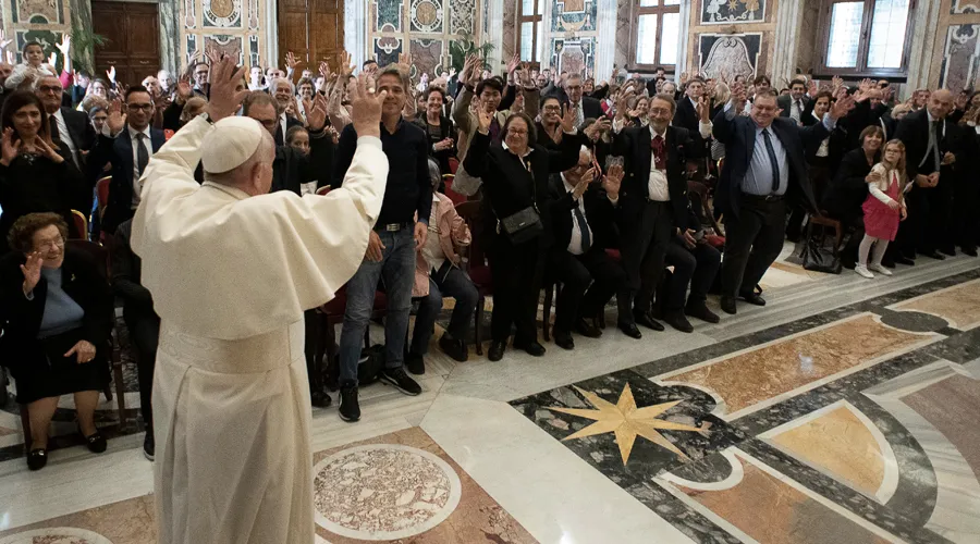 El Papa Francisco recibe delegación de sordos en el Vaticano. Foto: Vatican Media