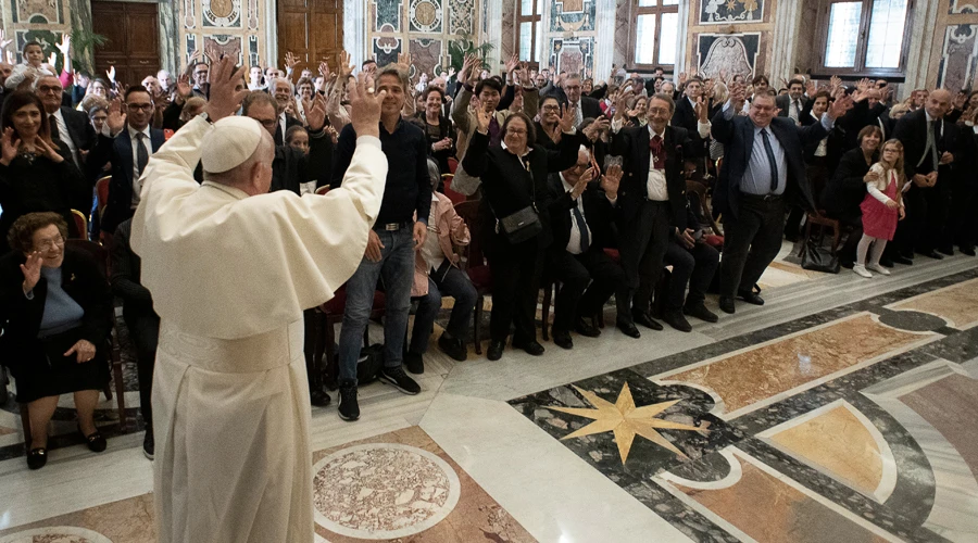 El Papa Francisco recibe delegación de sordos en el Vaticano. Foto: Vatican Media?w=200&h=150