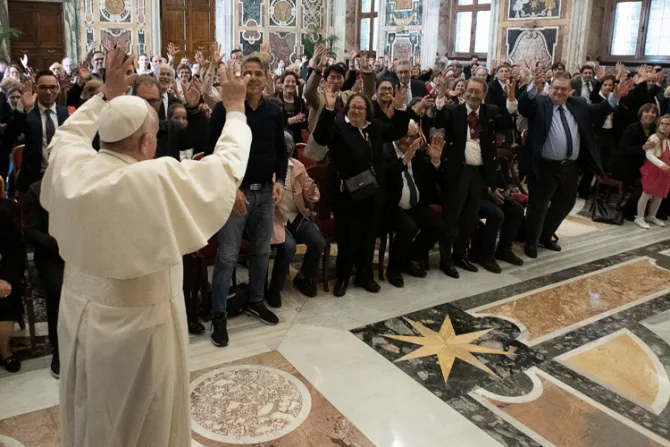 Papa Francisco dice a sordos que Dios no se percibe con los oídos, sino con la fe