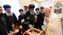 El Papa Francisco besa la reliquia regalada por Tawadros II. Crédito: Vatican Media