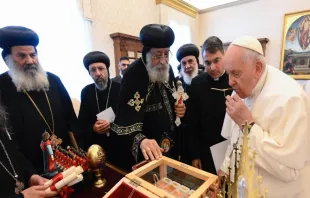 El Papa Francisco besa la reliquia regalada por Tawadros II. Crédito: Vatican Media 