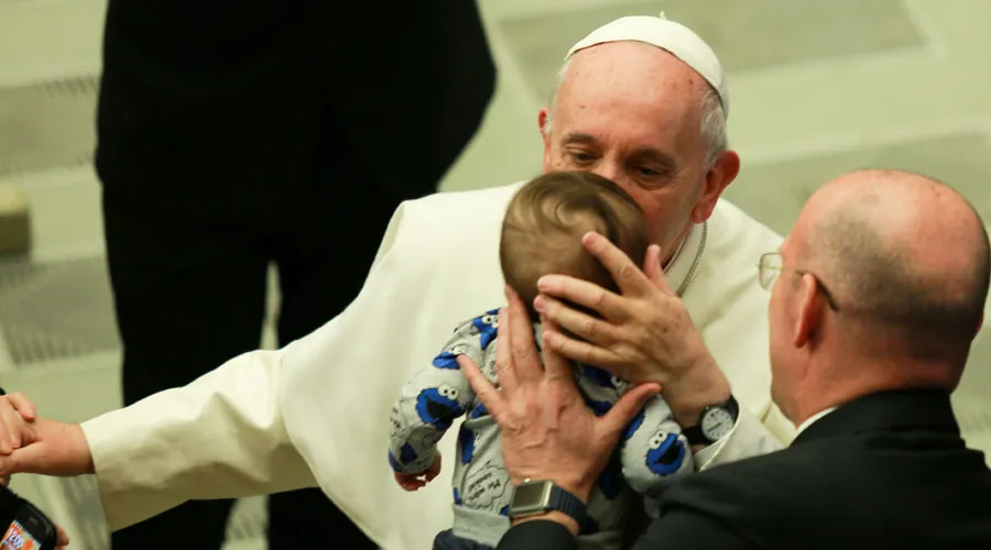 El Papa Francisco besa a un niño en el Aula Pablo VI. Foto: Daniel Ibáñez / ACI Prensa