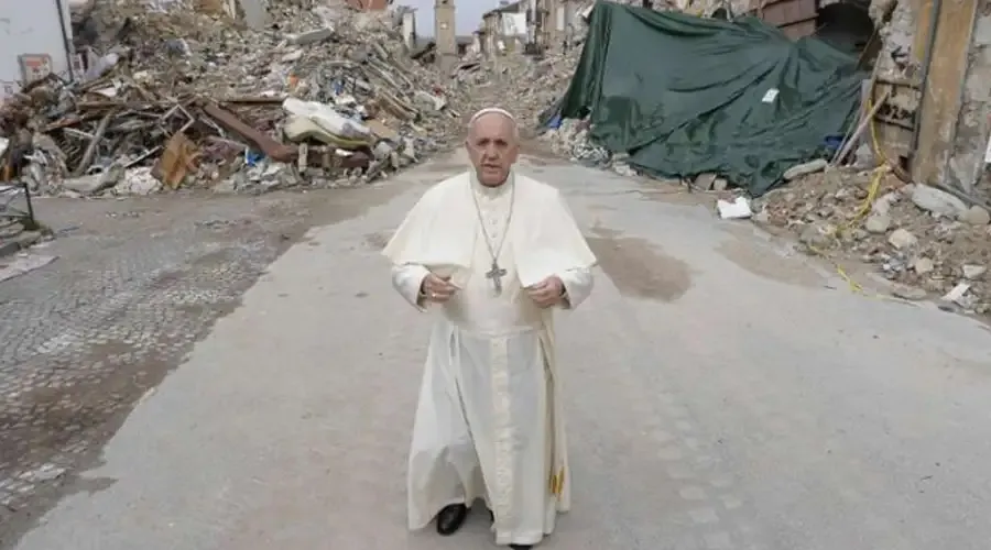 Foto del Papa Francisco en su visita a L'Aquila en 2016. Crédito: Vatican Media