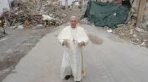 El Papa Francisco visita zona afectada por terremoto en Italia en 2016. Foto: Vatican Media