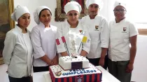 Jóvenes del Instituto Condoray y la torta para el Papa Francisco / Crédito: Instituto Condoray 