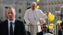 El Papa saluda a los fieles durante la Audiencia. Foto: Lucía Ballester / ACI Prensa