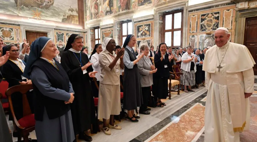 Papa Francisco con las participantes del Capítulo General de la Unión Romana de la Orden de Santa Úrsula (2019) / Crédito: Vatican Media
