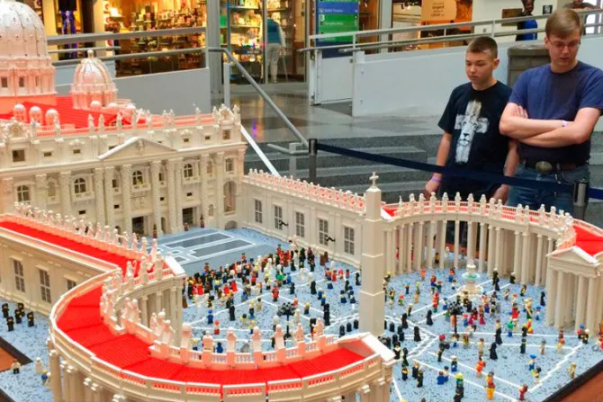 VIDEO: Sacerdote construye Vaticano con piezas LEGO en Estados Unidos