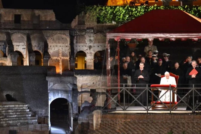 [TEXTO COMPLETO] Palabras del Papa Francisco en Vía Crucis de Viernes Santo 2014