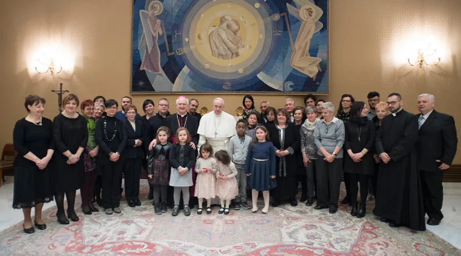 El Papa junto a los familiares de las víctimas. Foto: L'Osservatore Romano?w=200&h=150