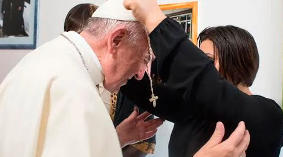 El Papa Francisco recibe un rosario de parte de una mujer liberada de la prostitución / Foto: L'Osservatore Romano?w=200&h=150