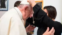 El Papa Francisco recibe un rosario de parte de una mujer liberada de la prostitución / Foto: L'Osservatore Romano