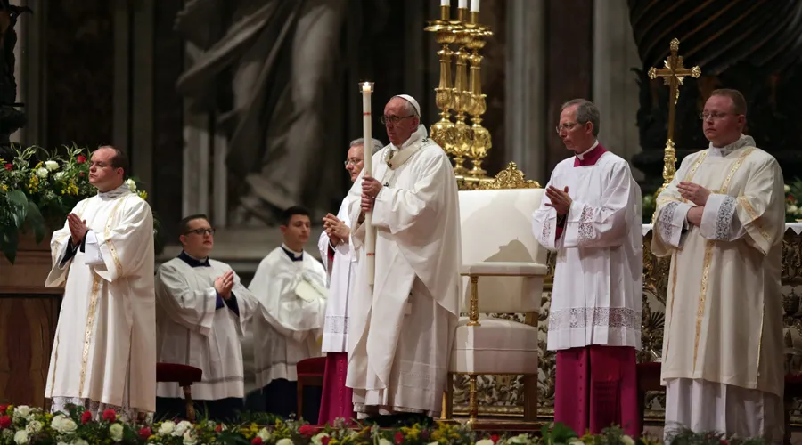 El Papa en la Vigilia Pascual en la Basílica de San Pedro. Foto: Daniel Ibáñez / ACI Prensa?w=200&h=150