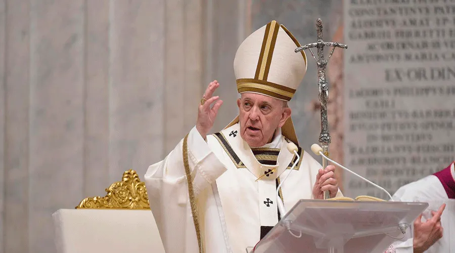 El Papa Francisco presidiendo la Vigilia Pascual 2020 desde la Basílica de San Pedro/ Crédito: Vatican Media