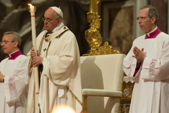El Papa en Vigilia Pascual: Abramos el sepulcro de la esperanza y resucitemos con Cristo