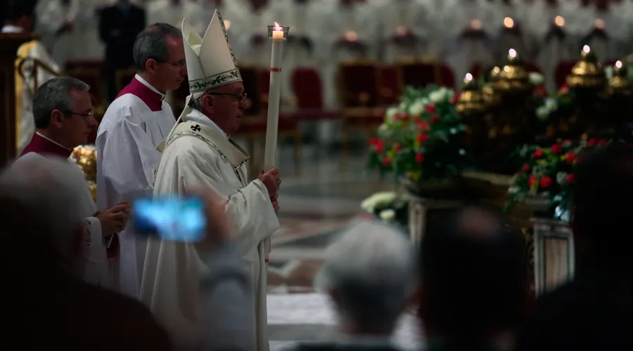 El Papa durante la Vigilia Pascual. Foto: Daniel IbÃ¡Ã±ez / ACI Prensa