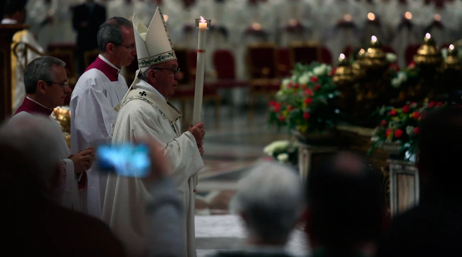 El Papa durante la Vigilia Pascual. Foto: Daniel IbÃ¡Ã±ez / ACI Prensa