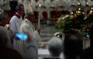 El Papa durante la Vigilia Pascual. Foto: Daniel Ibu00e1u00f1ez / ACI Prensa 