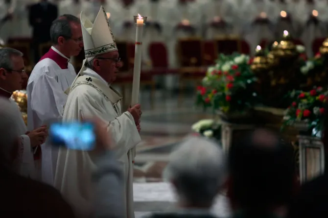 El Papa en Vigilia Pascual: Dejemos el sepulcro y la tristeza porque ¡Cristo está vivo!